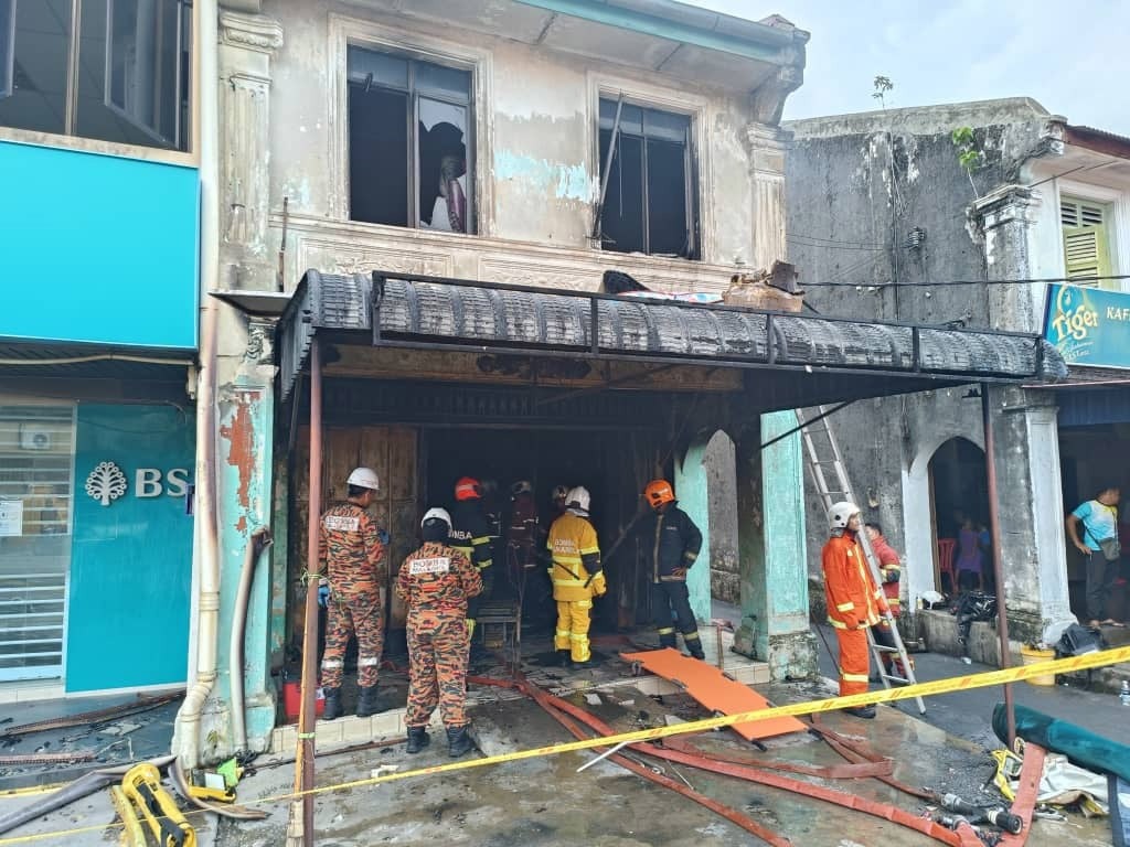 原已逃生又折返救人 母子3人共葬火海